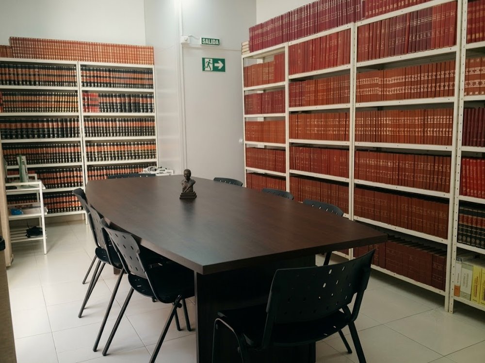 Sala de reuniões e biblioteca jurídica do escritório da Dra. Márcia Cristina Mapeli, no Centro de Uberlândia